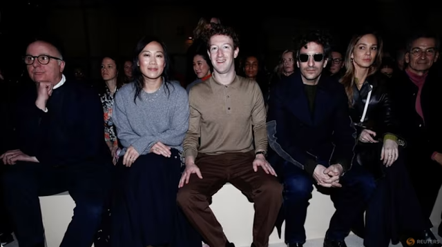 Vợ chồng tỉ phú Mark Zuckerberg xuất hiện tại show Prada, điều gì phía sau? - Ảnh 1.