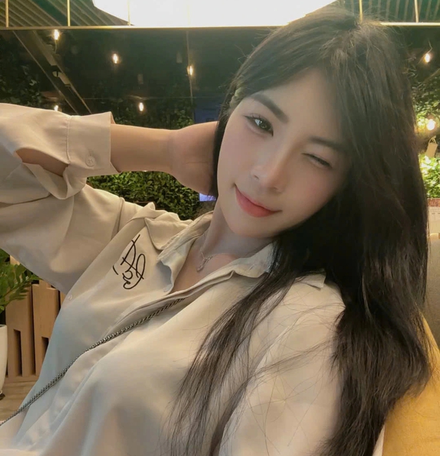 &lsquo;Đ&ocirc; vật hot girl&rsquo; g&acirc;y sốt mạng x&atilde; hội - Ảnh 4.