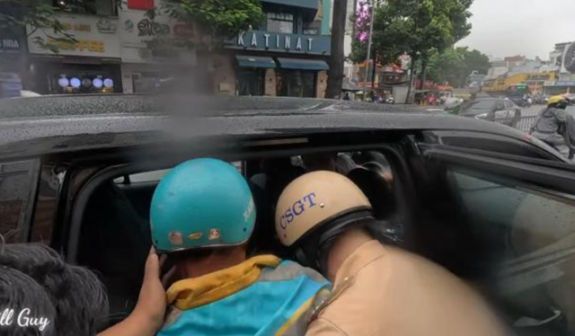 CSGT TP.HCM dầm mưa mở đường cứu t&agrave;i xế c&ocirc;ng nghệ nghi đột quỵ - Ảnh 1.