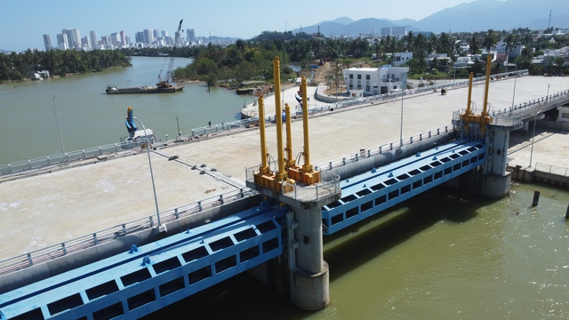 Đập ngăn mặn sông Cái Nha Trang dự kiến vận hành trong tháng 3 - Ảnh 2.