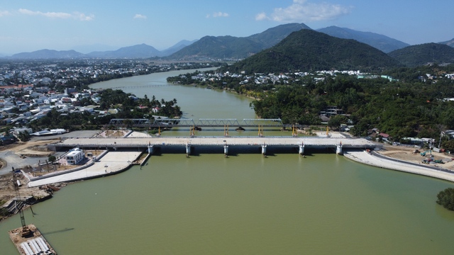 Đập ngăn mặn sông Cái Nha Trang dự kiến vận hành trong tháng 3 - Ảnh 1.