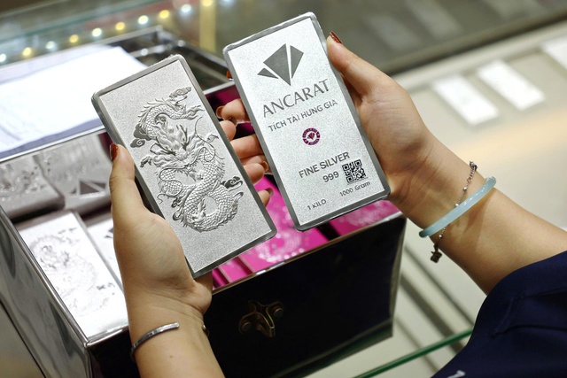Giá bạc vượt 92 triệu đồng, hàng trăm kg bạc bán sẵn lấy ngay - Ảnh 1.