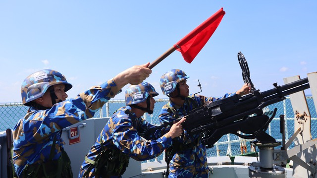 Điểm tựa vững chắc giữa trùng khơi - Ảnh 5. Điểm tựa vững chắc giữa trùng khơi - Ảnh 5.