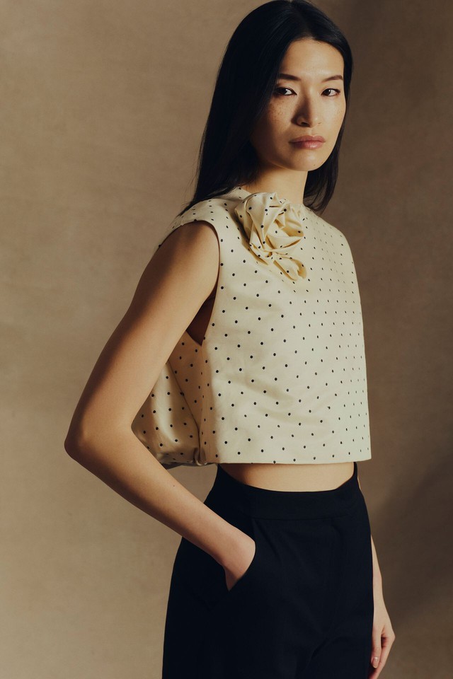 Họa tiết chấm bi, da báo gây bão từ street style thế giới đến công sở Việt- Ảnh 1. Họa tiết chấm bi, da báo gây bão từ street style thế giới đến công sở Việt- Ảnh 1.