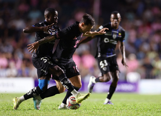 Messi bị CĐV quá khích quật ngã ngay trong trận giao hữu tại Puerto Rico, an ninh ‘toát mồ hôi’- Ảnh 1. Messi bị CĐV quá khích quật ngã ngay trong trận giao hữu tại Puerto Rico, an ninh ‘toát mồ hôi’- Ảnh 1.