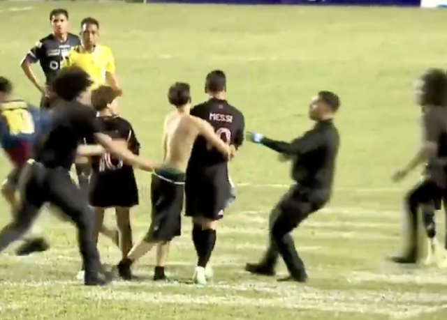 Messi bị CĐV quá khích quật ngã ngay trong trận giao hữu tại Puerto Rico, an ninh ‘toát mồ hôi’- Ảnh 2. Messi bị CĐV quá khích quật ngã ngay trong trận giao hữu tại Puerto Rico, an ninh ‘toát mồ hôi’- Ảnh 2.