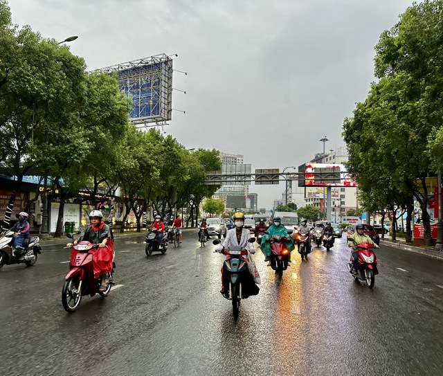 Bất ngờ mưa lớn k&eacute;o d&agrave;i giữa m&ugrave;a kh&ocirc; Nam bộ, v&igrave; sao?- Ảnh 1.