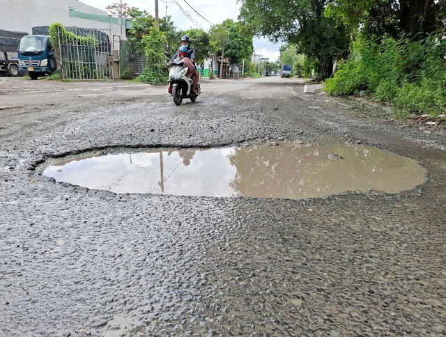 Đường xuống cấp, đi lại khó khăn- Ảnh 1. Đường xuống cấp, đi lại khó khăn- Ảnh 1.