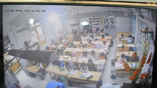 Nữ gi&aacute;o vi&ecirc;n ở Ph&uacute; Thọ bị tạm thời cho th&ocirc;i đứng lớp v&igrave; y&ecirc;u cầu học sinh ' liếm đất ' - Ảnh 1.