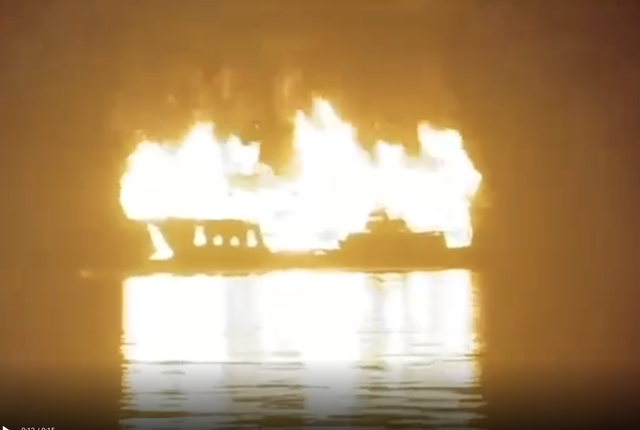 Tàu du lịch cháy ngùn ngụt trên vịnh Hạ Long- Ảnh 1. Tàu du lịch cháy ngùn ngụt trên vịnh Hạ Long- Ảnh 1.