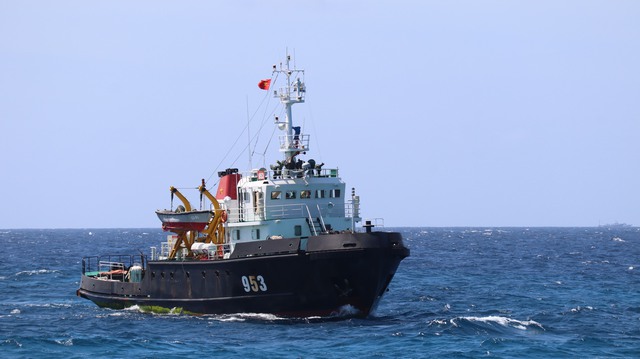 Điểm tựa vững chắc giữa trùng khơi - Ảnh 6. Điểm tựa vững chắc giữa trùng khơi - Ảnh 6.