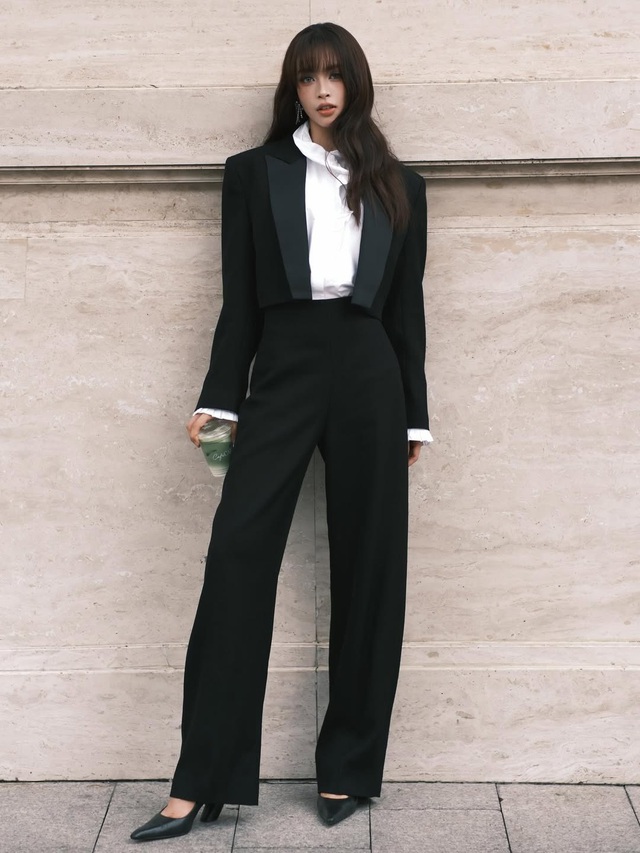 Không lỗi mốt với bản phối sắc đen - trắng 'cân' mọi phong cách- Ảnh 1. Không lỗi mốt với bản phối sắc đen - trắng 'cân' mọi phong cách- Ảnh 1.