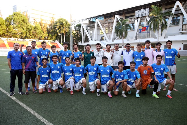  Tân binh có HLV ngoại tạo ấn tượng trước VCK - Ảnh 2.