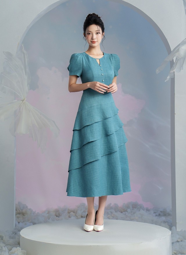 Điểm nhấn với trang phục khoét cổ ngực tinh tế, cuốn hút- Ảnh 2.