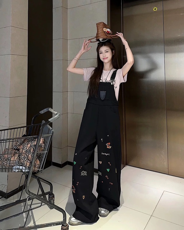 Nét đẹp thanh xuân cùng những chiếc quần, váy yếm- Ảnh 2.