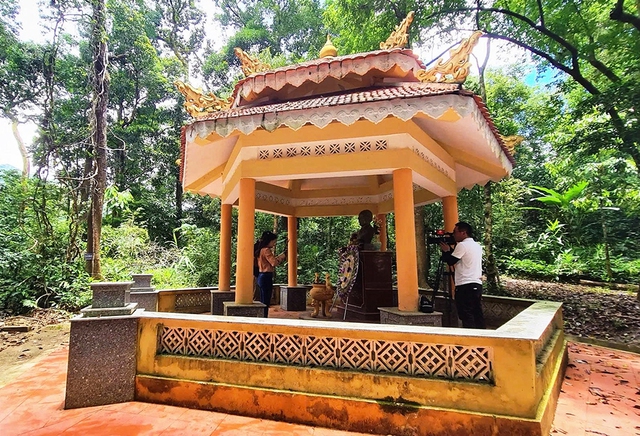 'Rừng thiêng' giữa đại ngàn- Ảnh 2. 'Rừng thiêng' giữa đại ngàn- Ảnh 2.