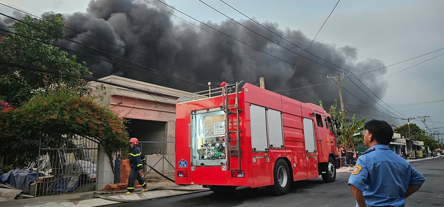  Nỗ lực dập tắt vụ cháy kho nệm tại xã Củ Chi- Ảnh 3.