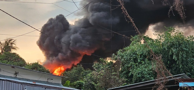  Nỗ lực dập tắt vụ cháy kho nệm tại xã Củ Chi- Ảnh 1.