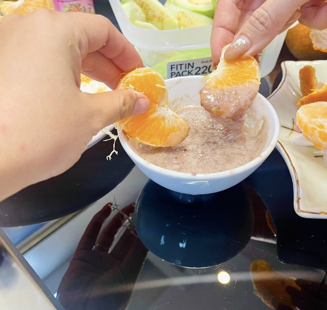 Trend ăn cam b&ugrave; chấm mắm ruốc g&acirc;y 'sốt': C&oacute; vị như thế n&agrave;o? - Ảnh 2.