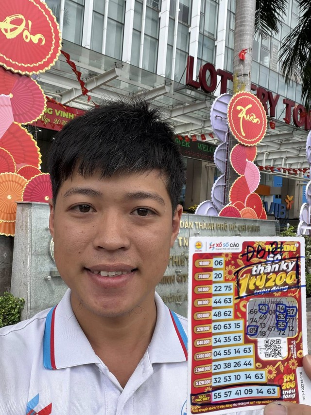 Người đàn ông TP.HCM trúng độc đắc 1,2 tỉ xổ số cào, nhận hết tiền mặt - Ảnh 1.