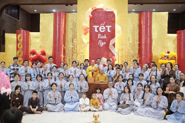  Người dân TP.HCM đi chùa thả hoa đăng, cầu an ở đâu? - Ảnh 5.