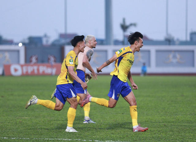 Đội Bắc Ninh của cố vấn Park Hang-seo ngược d&ograve;ng thắng kịch t&iacute;nh Quảng Ninh: Thẳng tiến tốp 3- Ảnh 1.