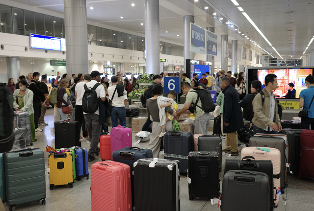 Nhiều khách Việt kẹt ở Dubai, Doha do sân bay bất ngờ đóng cửa- Ảnh 3. Nhiều khách Việt kẹt ở Dubai, Doha do sân bay bất ngờ đóng cửa- Ảnh 3.