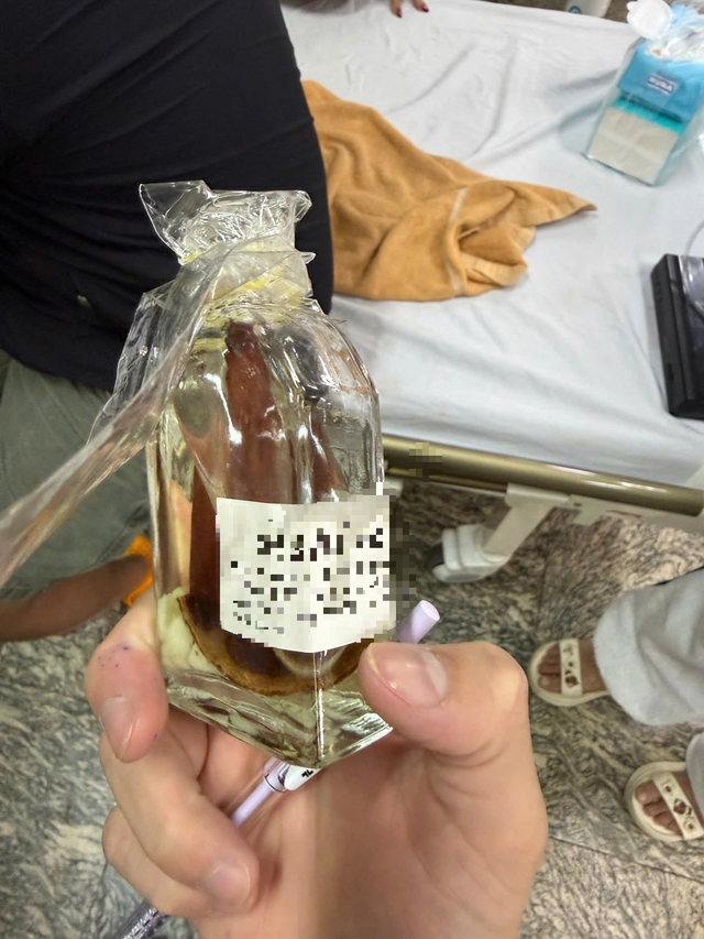 Cảnh báo trẻ ngộ độc do nuốt phải dầu thơm - Ảnh 1. Nuốt dầu thơm: Chỉ vài phút có thể dẫn đến ngộ độc, suy hô hấp - Ảnh 1.