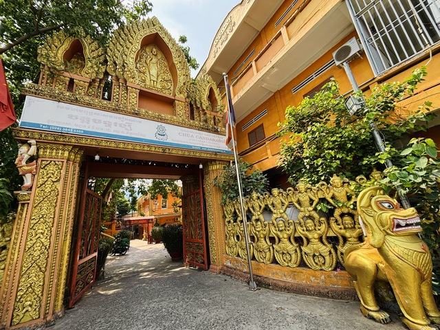  Người dân TP.HCM đi chùa thả hoa đăng, cầu an ở đâu? - Ảnh 4.