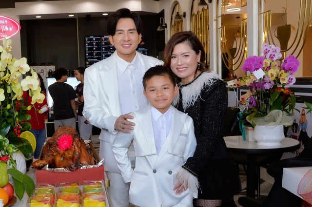 Đan Trường v&agrave; vợ cũ mở qu&aacute;n chung, dạy con trai kinh doanh từ nhỏ - Ảnh 1.