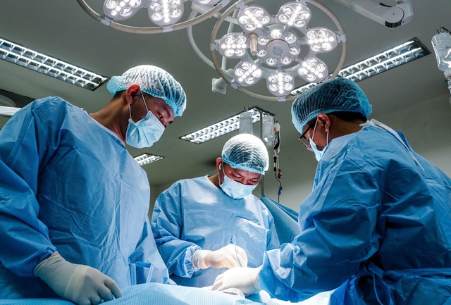 Chạy đua thời gian giữ lại đôi chân cho chàng trai 26 tuổi - Ảnh 1.