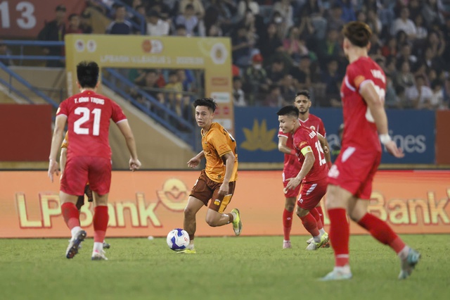  Đội CAHN ‘ngạo nghễ’ tốp 1, HAGL thua ngược tụt xuống vị trí thấp- Ảnh 2.