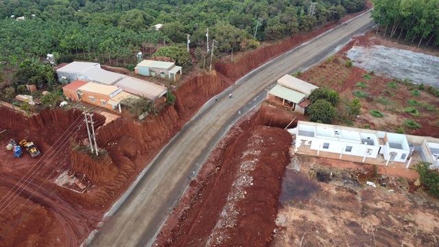 Hạ cốt nền đường ở Đồng Nai, nhiều nh&agrave; d&acirc;n ch&ecirc;nh v&ecirc;nh b&ecirc;n m&eacute;p vực s&acirc;u- Ảnh 15.