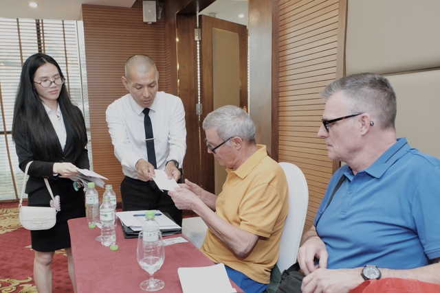 Hỗ trợ du khách mất tài sản, giấy tờ sau vụ cháy tàu trên vịnh Hạ Long- Ảnh 1. Hỗ trợ du khách mất tài sản, giấy tờ sau vụ cháy tàu trên vịnh Hạ Long- Ảnh 1.