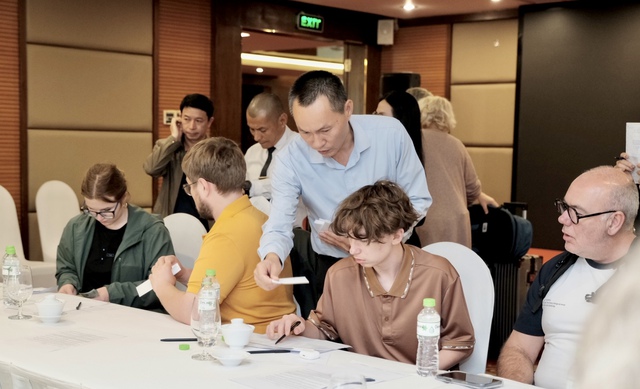 Hỗ trợ du khách mất tài sản, giấy tờ sau vụ cháy tàu trên vịnh Hạ Long- Ảnh 2. Hỗ trợ du khách mất tài sản, giấy tờ sau vụ cháy tàu trên vịnh Hạ Long- Ảnh 2.