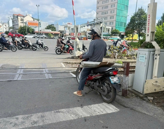  Nhiều tài xế dừng, đỗ xe trong hành lang an toàn đường sắt bị xử lý - Ảnh 1.