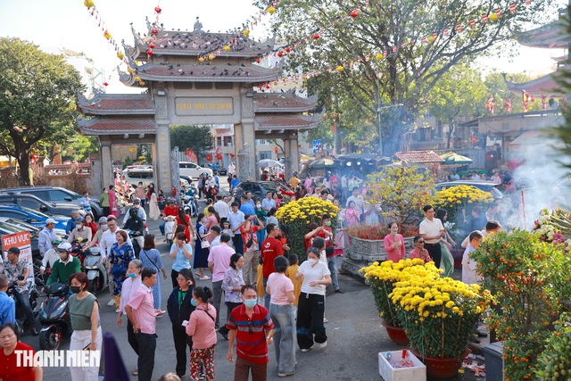  Người dân TP.HCM đi chùa thả hoa đăng, cầu an ở đâu? - Ảnh 3.