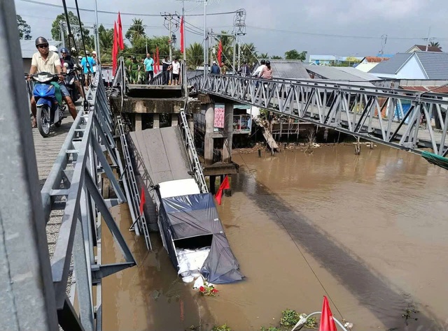  Sập cầu, xe tải chở gạo rơi xuống sông Thốt Nốt - Ảnh 1.