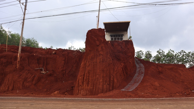 Hạ cốt nền đường ở Đồng Nai, nhiều nh&agrave; d&acirc;n ch&ecirc;nh v&ecirc;nh b&ecirc;n m&eacute;p vực s&acirc;u- Ảnh 14.
