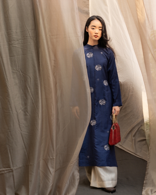 Áo dài 2026, giữ hồn Việt trên nền lụa xưa- Ảnh 3.