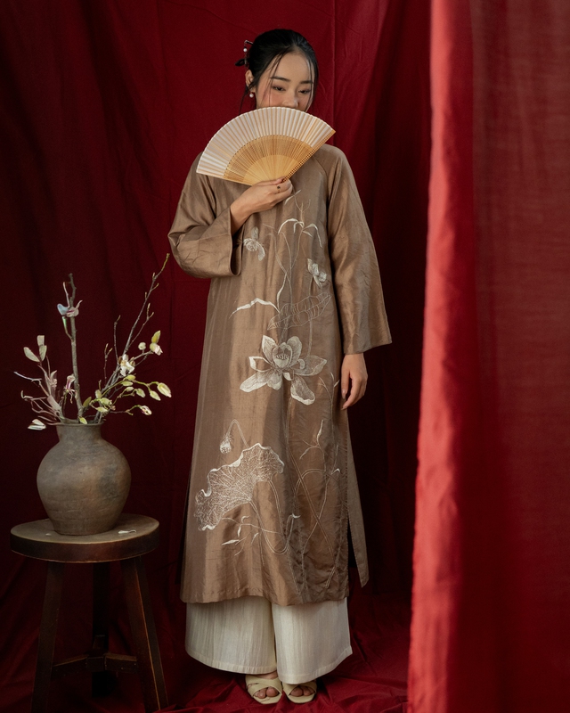 Áo dài 2026, giữ hồn Việt trên nền lụa xưa- Ảnh 9.