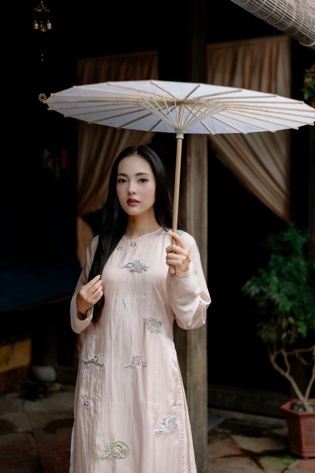 Áo dài 2026, giữ hồn Việt trên nền lụa xưa- Ảnh 11.