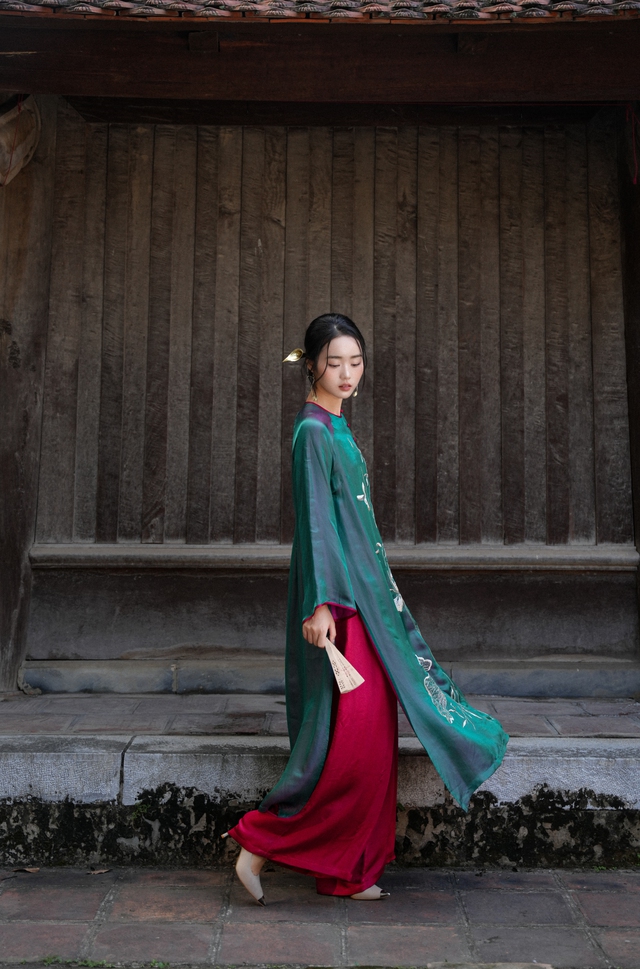 Áo dài 2026, giữ hồn Việt trên nền lụa xưa- Ảnh 12.