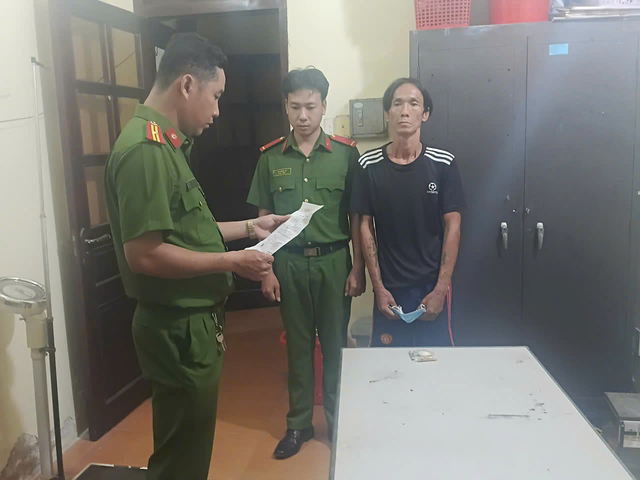 Cướp dây chuyền vàng tại tiệm nail , dùng kéo tấn công nạn nhân - Ảnh 1. Cướp dây chuyền vàng tại tiệm nail , dùng kéo tấn công nạn nhân - Ảnh 1.