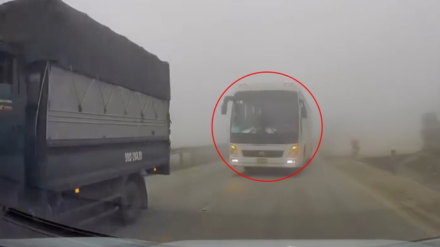 Xe kh&aacute;ch 'cướp l&agrave;n', vượt ẩu giữa sương m&ugrave; d&agrave;y đặc, su&yacute;t g&acirc;y tai nạn đối đầu - Ảnh 1.