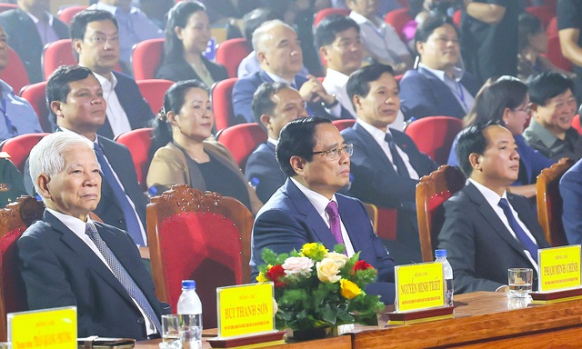 Thủ tướng Phạm Minh Chính dự chương trình nghệ thuật về Thủ tướng Phạm Văn Đồng- Ảnh 1. Thủ tướng Phạm Minh Chính dự chương trình nghệ thuật về Thủ tướng Phạm Văn Đồng- Ảnh 1.