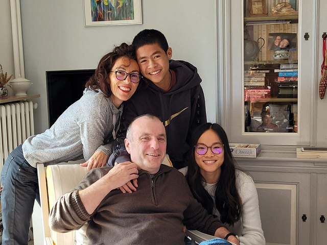 Gia đ&igrave;nh Ph&aacute;p t&igrave;m mẹ ruột cho con trai gốc Việt - Ảnh 1.