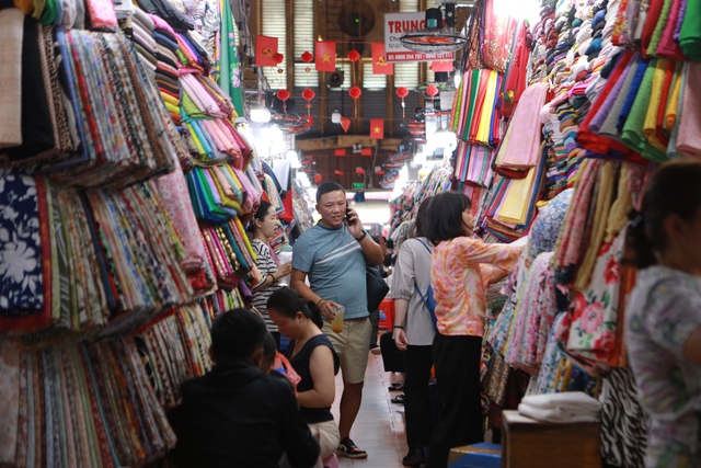 Chợ T&acirc;n Định n&iacute;u ch&acirc;n kh&aacute;ch bằng những gi&aacute; trị thủ c&ocirc;ng - Ảnh 1.