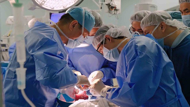 Ghép gan thành công cho bé gái cân nặng 5,3 kg - Ảnh 1.