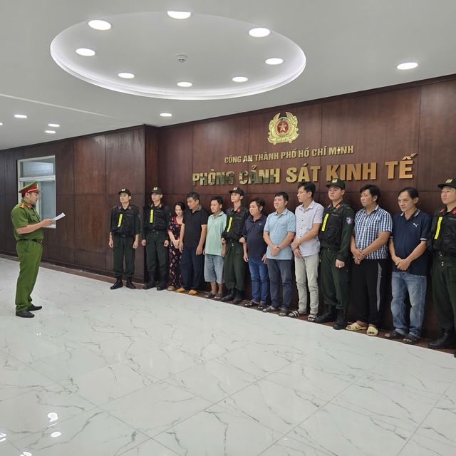 C&ocirc;ng an TP . HCM triệt ph&aacute; đường d&acirc;y sản xuất v&agrave; bu&ocirc;n b&aacute;n xăng giả RON A95 - Ảnh 1.